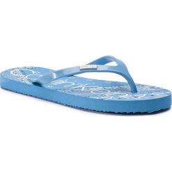 Japonki CALVIN KLEIN - Samaria E8853 Dusty Blue. Niebieskie klapki damskie marki Calvin Klein, bez wzorów, z tworzywa sztucznego, bez obcasa. Za 159,00 zł.