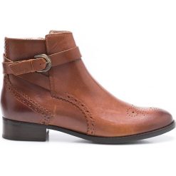 Clarks - Botki Netley Olivia. Brązowe botki damskie na obcasie marki Clarks, z materiału, z okrągłym noskiem. W wyprzedaży za 269,90 zł.