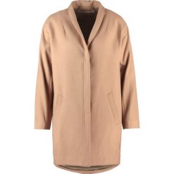 Rue de Femme COCOON Krótki płaszcz camel. Brązowe płaszcze damskie marki Rue de Femme, m, z poliesteru, krótkie. W wyprzedaży za 503,30 zł.