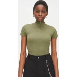 Body z golfem - Khaki. Brązowe koszulki damskie Cropp, s, bez wzorów, z golfem, bez rękawów. W wyprzedaży za 29,99 zł.