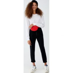 Jeansy mom fit basic. Czarne jeansy damskie relaxed fit marki Pull&Bear. Za 79,90 zł.