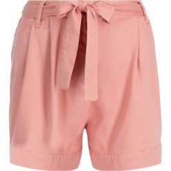 Szorty materiałowe Guess W92D55 WBF10. Różowe szorty damskie Guess, z aplikacjami, z bawełny. W wyprzedaży za 239,00 zł.