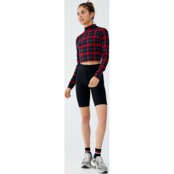 Czarne spodenki w kolarskim stylu. Czarne spodnie damskie Pull&Bear, bez wzorów. Za 49,90 zł.