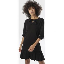 Czarna Sukienka Morgalla. Czarne sukienki damskie Born2be, xl, bez wzorów, z dzianiny, bez kołnierzyka, bez rękawów. W wyprzedaży za 59,99 zł.