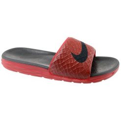 Nike Benassi Solarsoft 705474-600 48,5 Czerwone. Czerwone kapcie męskie marki Nike, z syntetyku. W wyprzedaży za 119,99 zł.