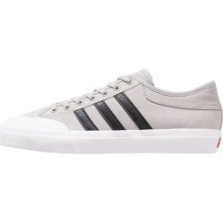 Adidas Originals MATCHCOURT Tenisówki i Trampki solid grey/core black. Szare tenisówki damskie adidas Originals, z materiału. W wyprzedaży za 180,95 zł.