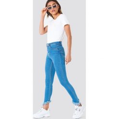 NA-KD Jeansy ze skośnym brzegiem - Blue. Niebieskie spodnie z wysokim stanem marki NA-KD, z jeansu. Za 161,95 zł.