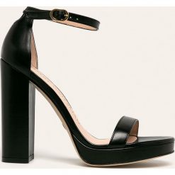 Stuart Weitzman - Sandały skórzane. Czarne sandały damskie Stuart Weitzman, bez wzorów, ze skóry, bez obcasa, na obcasie, na klamry. W wyprzedaży za 999,90 zł.