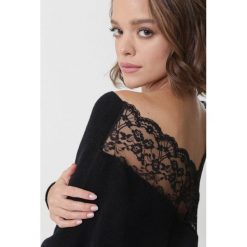 Czarny Sweter Calverley. Czarne swetry damskie Born2be, s, z aplikacjami, z dzianiny, z długim rękawem, długie, bez kaptura. Za 99,99 zł.