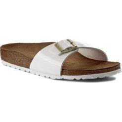 Klapki BIRKENSTOCK - Madrid 1005310 White. Białe klapki damskie Birkenstock, bez wzorów, ze skóry ekologicznej, bez obcasa. W wyprzedaży za 179,00 zł.