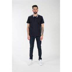 Koszulka polo w kolorze granatowym. Niebieskie koszulki męskie American College, s, z aplikacjami, z bawełny, polo, bez rękawów. W wyprzedaży za 72,95 zł.