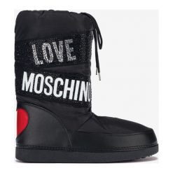 Love Moschino Śniegowce Czarny. Czarne śniegowce damskie Love Moschino, na zimę, z materiału, bez zapięcia. Za 869,95 zł.