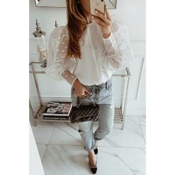 Damska bluzka GALARA. Białe bluzki damskie Damska bluzka GALARA, s, bez wzorów, eleganckie, bez kołnierzyka, bez rękawów. W wyprzedaży za 69,00 zł.