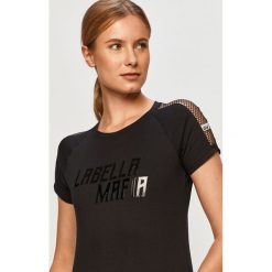 LaBellaMafia - T-shirt. Czarne bluzki damskie LABELLAMAFIA, s, z nadrukiem, z bawełny, casualowe, z okrągłym kołnierzem. Za 119,90 zł.