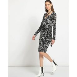 Sukienka w kolorze czarnym. Czarne sukienki damskie Liu Jo, z nadrukiem, z wełny, bez kołnierzyka, bez rękawów, midi. W wyprzedaży za 319,95 zł.