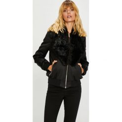 Guess Jeans - Kurtka bomber. Czarne kurtki damskie Guess Jeans, s, z aplikacjami, z elastanu, krótkie, bez kaptura. W wyprzedaży za 539,90 zł.