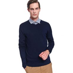 Sweter gładki z cienkiej dzianiny. Niebieskie swetry męskie Top Secret, na zimę, s, bez wzorów, z dzianiny, klasyczne, z dekoltem w serek, bez kaptura. W wyprzedaży za 49,99 zł.