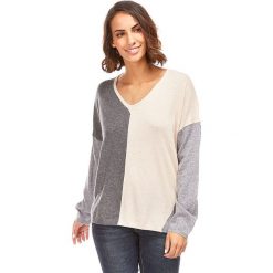 Sweter w kolorze szaro-kremowym. Szare swetry damskie L'étoile du cachemire, bez wzorów, z kaszmiru, klasyczne, bez rękawów, bez kaptura. W wyprzedaży za 129,95 zł.