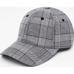 Czapka w szarą kratkę. Szare czapki z daszkiem męskie Pull & Bear, w kratkę. Za 59,90 zł.