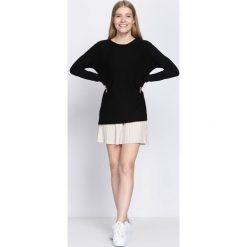 Czarny Sweter Light The Flame. Czarne bez kategorii Born2be, s, prążkowane. Za 79,99 zł.