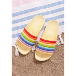 Żółte Klapki Idyllic. Żółte klapki damskie Born2be, bez wzorów, bez obcasa, na płaskiej podeszwie. Za 49,99 zł.