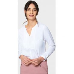 Biała elegancka bluzka z zakładkami. Białe bluzki damskie Greenpoint, bez wzorów, z poliesteru, eleganckie, bez kołnierzyka, bez rękawów. Za 39,99 zł.
