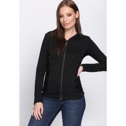 Czarna Bluza Intrigued. Czarne bluzy damskie marki Born2be, s, bez wzorów, z koronki, bez rękawów, z kapturem. Za 69,99 zł.