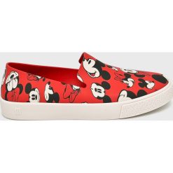 Melissa - Tenisówki Mickey. Czerwone trampki i tenisówki damskie Melissa, bez wzorów, ze skóry, bez zapięcia. W wyprzedaży za 299,90 zł.