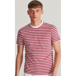 Bawełniany T-shirt w paski - Różowy. Różowe t-shirty męskie Reserved, s, w paski, z bawełny, bez kołnierzyka. W wyprzedaży za 34,99 zł.