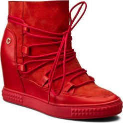Sneakersy CARINII - B3839 H54-H55-PSK-B88. Czerwone półbuty damskie Carinii, na co dzień, bez wzorów, ze skóry, bez obcasa, na koturnie, bez zapięcia. W wyprzedaży za 289,00 zł.