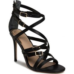 Sandały GUESS - Kaira FL6KIA LEA03 BLACK. Czarne klapki damskie Guess, z aplikacjami, ze skóry ekologicznej, bez obcasa, na obcasie. Za 739,00 zł.
