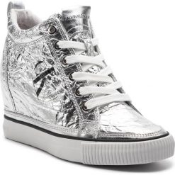 Sneakersy CALVIN KLEIN JEANS - Ritzy RE9850 Silver. Szare półbuty damskie Calvin Klein Jeans, z jeansu. W wyprzedaży za 459,00 zł.