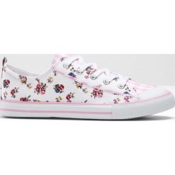 Sneakersy bonprix biały w kwiaty. Białe buty dziewczęce sportowe bonprix, z nadrukiem, na sznurówki. Za 37,99 zł.