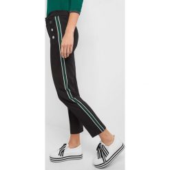 Spodnie skinny z lampasami. Czarne rurki damskie marki Orsay, z elastanu, z podwyższonym stanem. Za 119,99 zł.