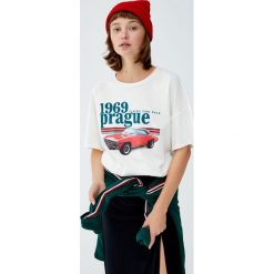 Koszulka z nadrukiem samochodu. Szare t-shirty damskie Pull&Bear, z nadrukiem. Za 59,90 zł.