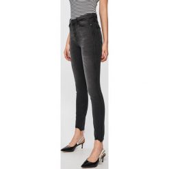 Guess Jeans - Jeansy. Szare jeansy damskie Guess Jeans, z aplikacjami, z elastanu, z podwyższonym stanem. Za 549,90 zł.