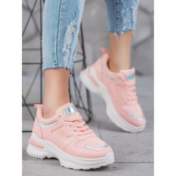 RÓŻowe sneakersy z efektem holo. Różowe sneakersy damskie SHELOVET, ze skóry ekologicznej. Za 79,00 zł.