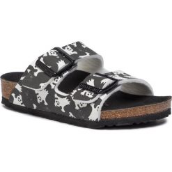 Klapki BIRKENSTOCK - Arizona Kids 1014756 Night Glow Ghost Black. Szare sandały chłopięce Birkenstock, ze skóry ekologicznej, bez zapięcia. Za 219,00 zł.
