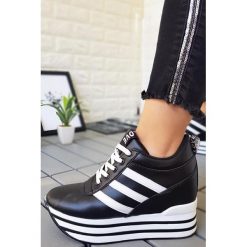 Buty sportowe damskie LUANDA BLACK. Czarne buty sportowe damskie Buty sportowe damskie LUANDA BLACK, bez wzorów, sportowe. W wyprzedaży za 139,00 zł.