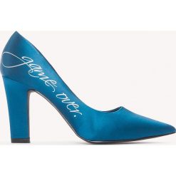 NA-KD Shoes Satynowe czółenka Game Over - Blue. Niebieskie buty ślubne damskie marki NA-KD Shoes, z nadrukiem, z satyny, na średnim obcasie, na obcasie. W wyprzedaży za 48,59 zł.