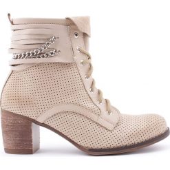Dziurkowane botki na obcasie - skóra naturalna - model 450 - kolor beż. Brązowe botki damskie Zapato, na zimę, ze skóry, eleganckie, za kostkę, na wysokim obcasie, na obcasie, na sznurówki. Za 399,00 zł.
