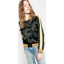 Wrangler - Kurtka. Czarne kurtki damskie marki Wrangler, s, bez wzorów, z materiału, krótkie, bez kaptura. W wyprzedaży za 259,90 zł.