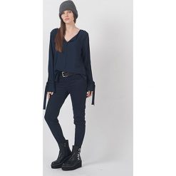 Spodnie "Chincinnati" w kolorze granatowym. Niebieskie spodnie damskie Chattawak, w paski, z standardowym stanem. W wyprzedaży za 129,95 zł.