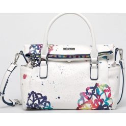 Desigual - Torebka. Białe torebki klasyczne damskie marki Desigual, w paski, z poliesteru, casualowe, na ramię, średnie, bez dodatków. Za 299,90 zł.