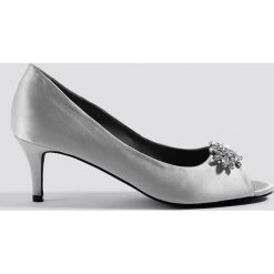 NA-KD Shoes Zdobione czółenka z odkrytymi palcami - Grey,Silver. Szare buty ślubne damskie marki NA-KD Shoes, z satyny. W wyprzedaży za 56,78 zł.