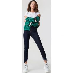 NA-KD Jeansy ze skośnym brzegiem - Blue. Niebieskie spodnie z wysokim stanem marki NA-KD, z jeansu. Za 161,95 zł.