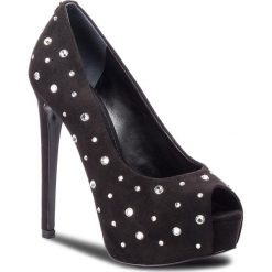 Szpilki GUESS - FLEFI4 SUP07 BLACK. Czarne półbuty damskie Guess, z aplikacjami, z zamszu, eleganckie, bez obcasa, na obcasie, bez zapięcia. W wyprzedaży za 429,00 zł.