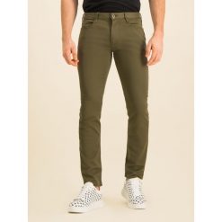 Spodnie materiałowe Emporio Armani 6G1J06 1N4ZZ 0557. Zielone jeansy męskie Emporio Armani, m, bez wzorów. W wyprzedaży za 369,00 zł.