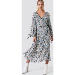 Glamorous Kopertowa sukienka maxi w kwiaty - Multicolor. Szare długie sukienki marki Glamorous, w kwiaty, z poliesteru, z kopertowym dekoltem, kopertowe. W wyprzedaży za 97,18 zł.