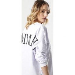 Biała Bluza Nerigina. Białe bluzy damskie Born2be, xl, z napisami, z długim rękawem, długie, bez kaptura. Za 69,99 zł.